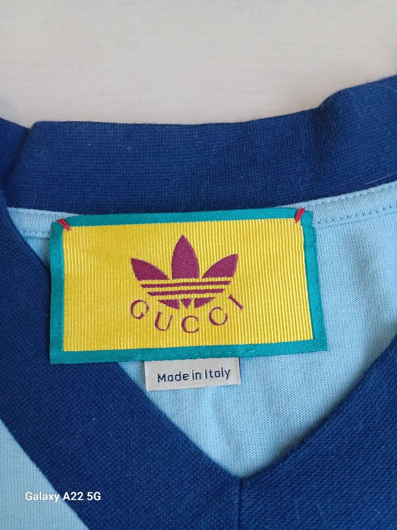 【美品】GUCCI アディダス コラボ VネックTシャツ 水色、限定品箱付き！