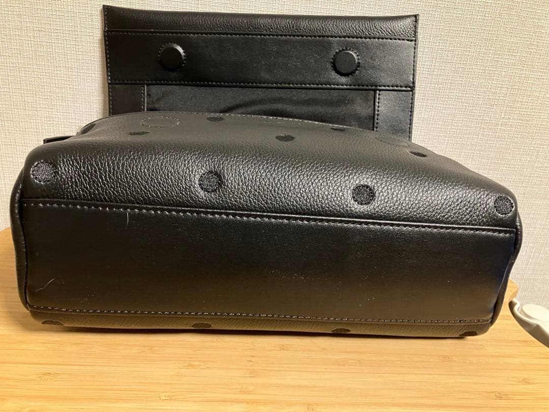【新品未使用】ビアズリー 《本革》ドットボディバッグブラック