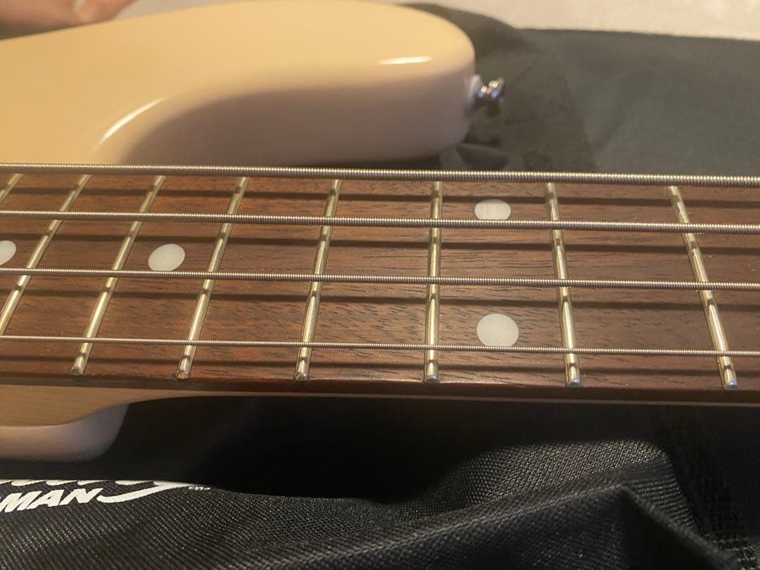 ベース Sterling by MUSIC MAN Ray4 Vintage Cream