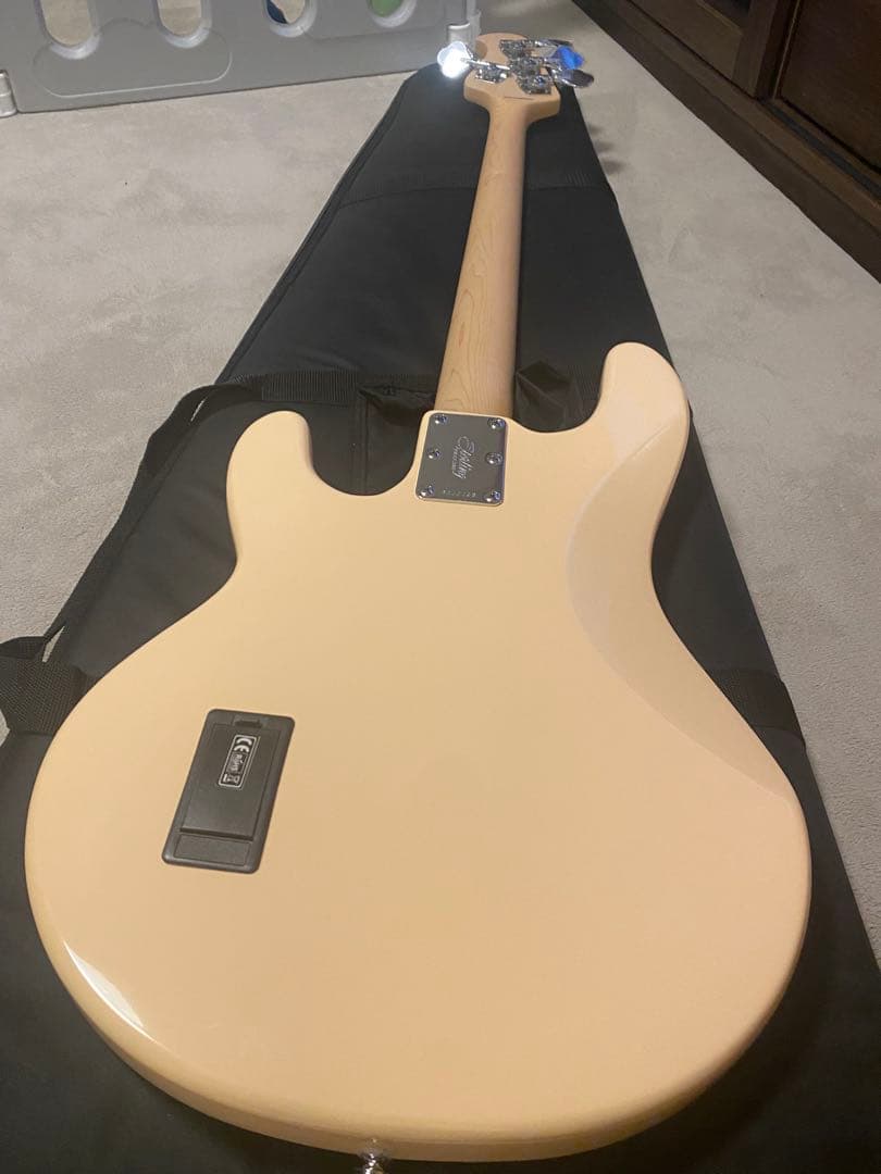 ベース Sterling by MUSIC MAN Ray4 Vintage Cream