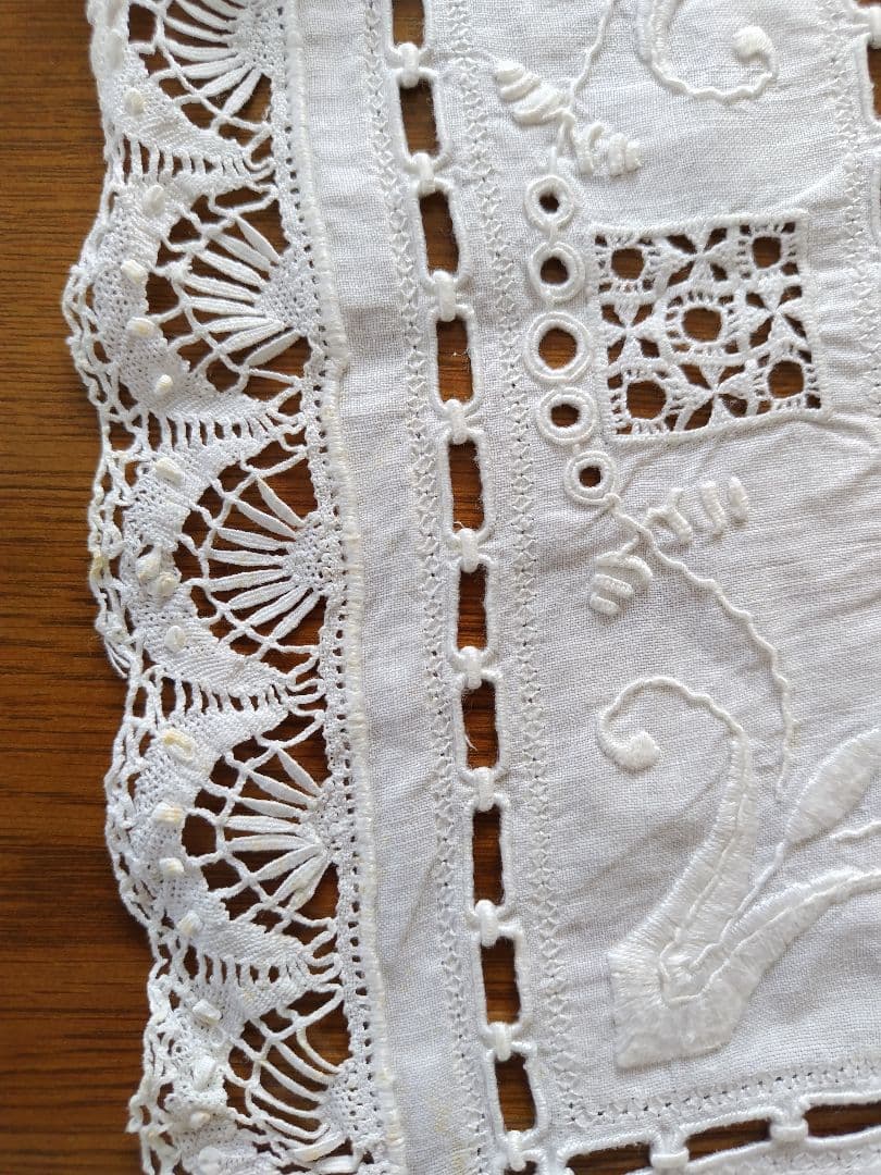 刺繍入りカットワ−クレース テーブルランナー 花柄 ホワイトビンテージ
