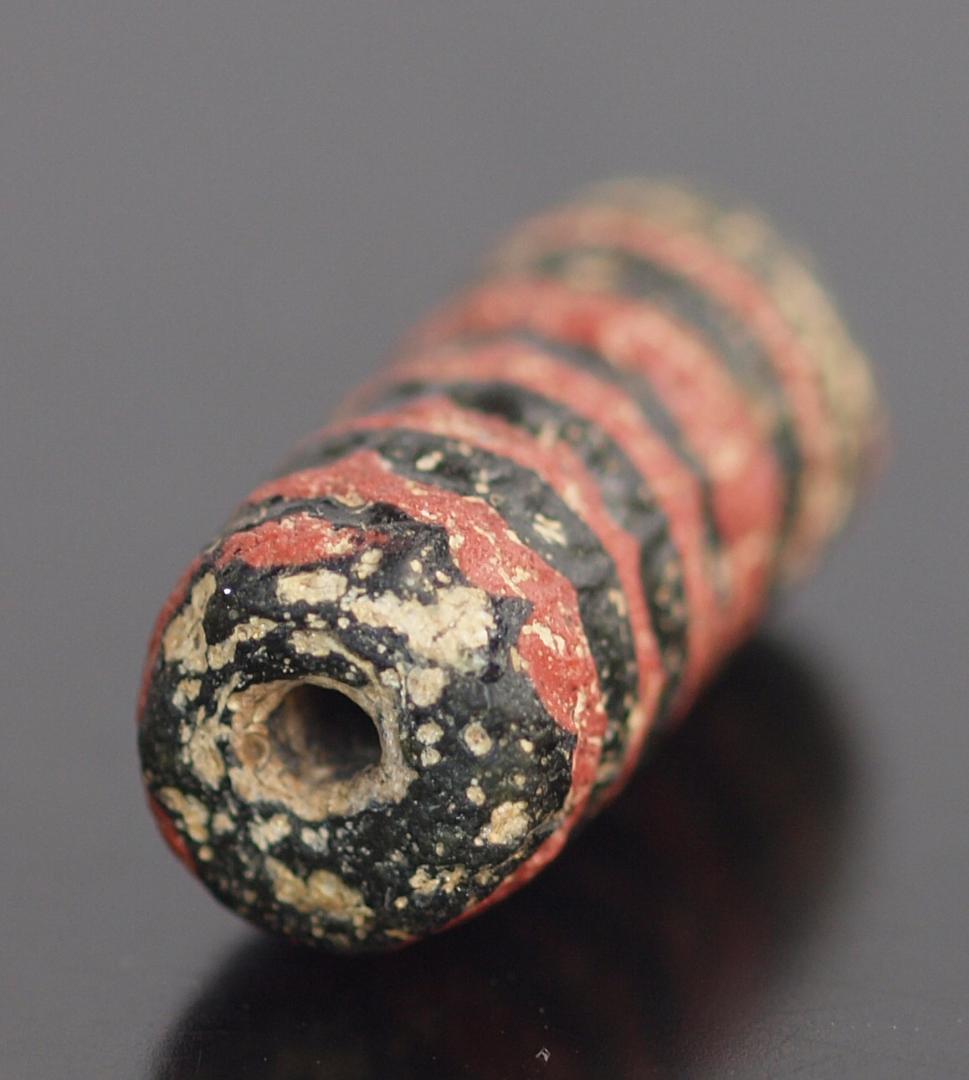 大型の漆黒管玉に、赤茶の螺旋紋と細く浅い引っ掻き紋1-4Cローマン・ビーズ銀化も