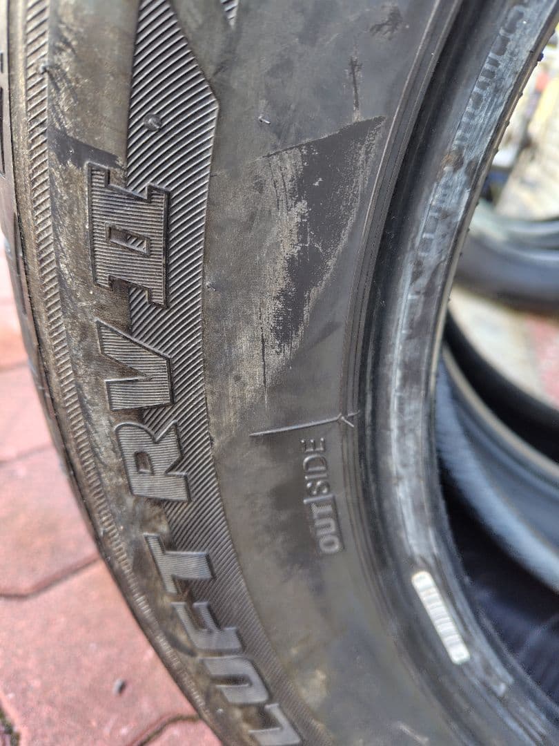 ブリジストン、LUFT.RV2 215/60R17 2023年製