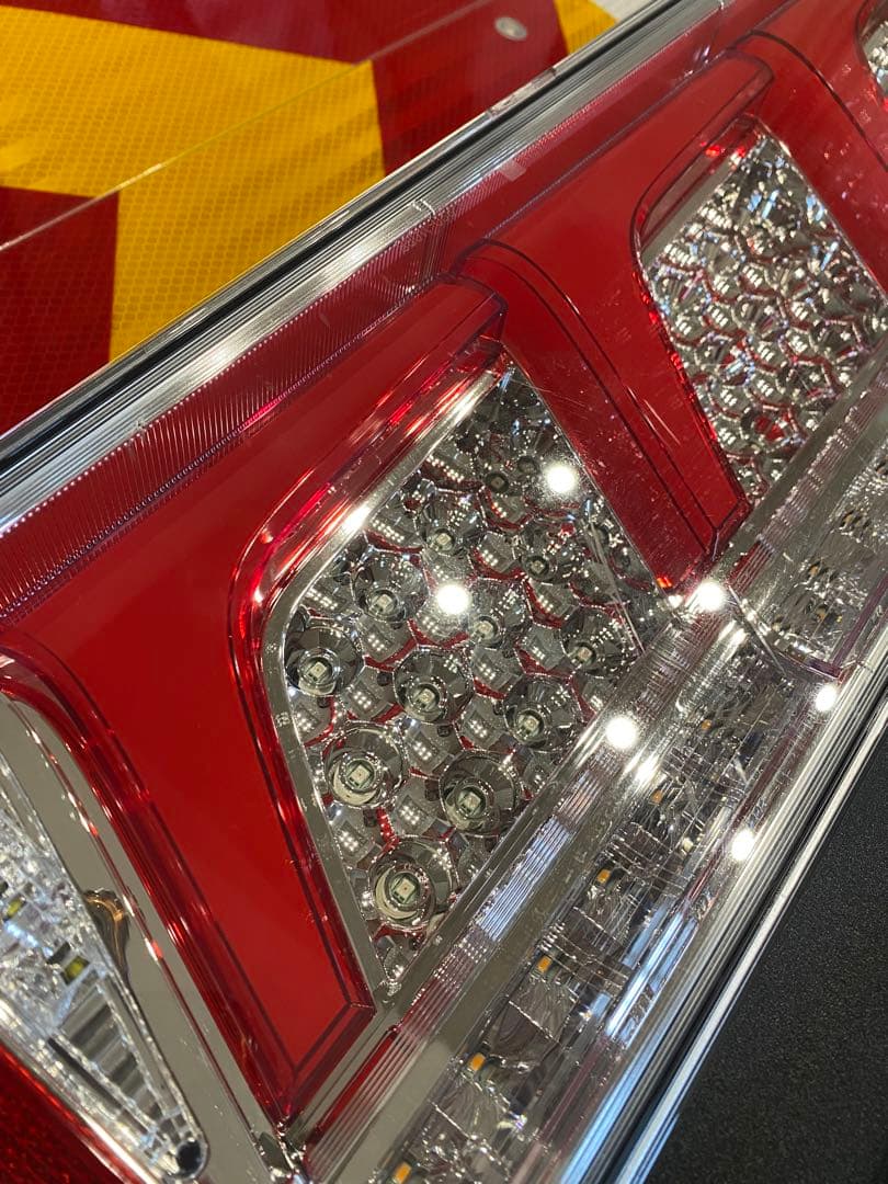 中古 小糸 KOITO 3連LEDテールランプ