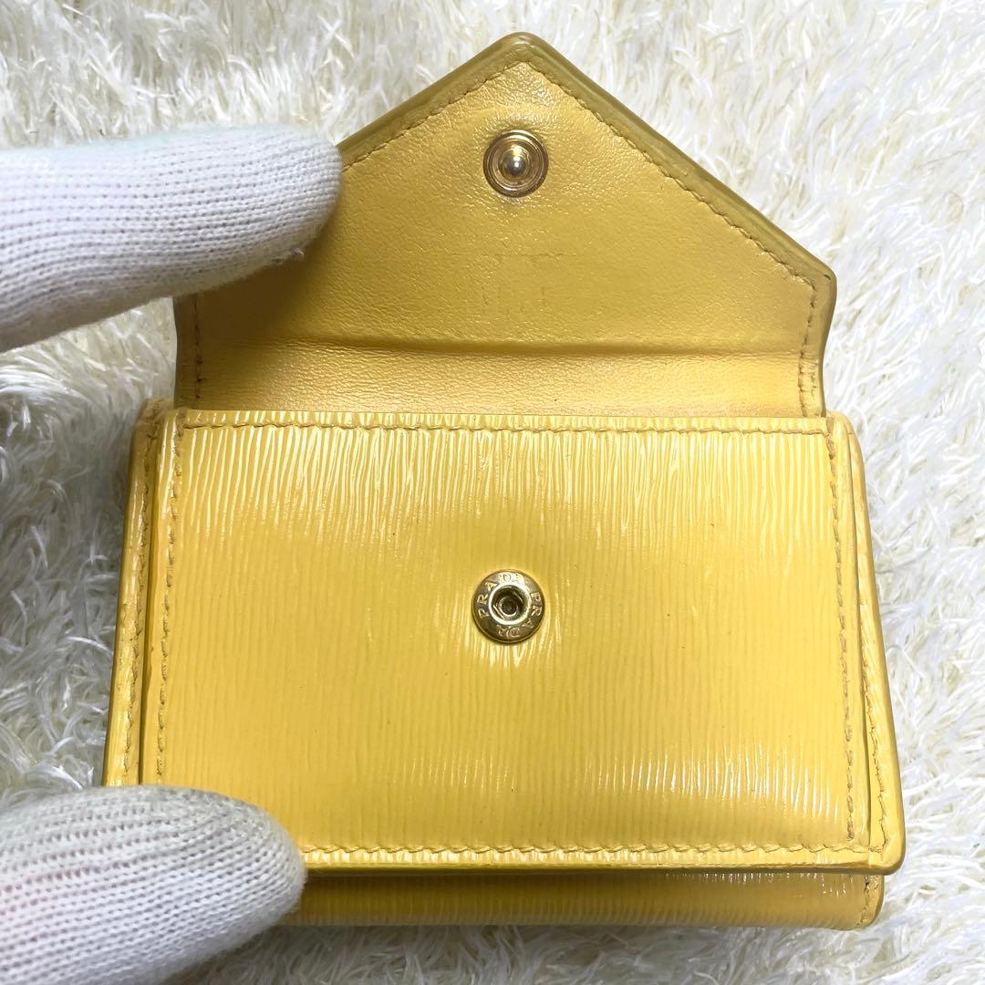 極美品 プラダ ヴィッテロムーブ 三つ折り財布 メタルロゴ イエロー