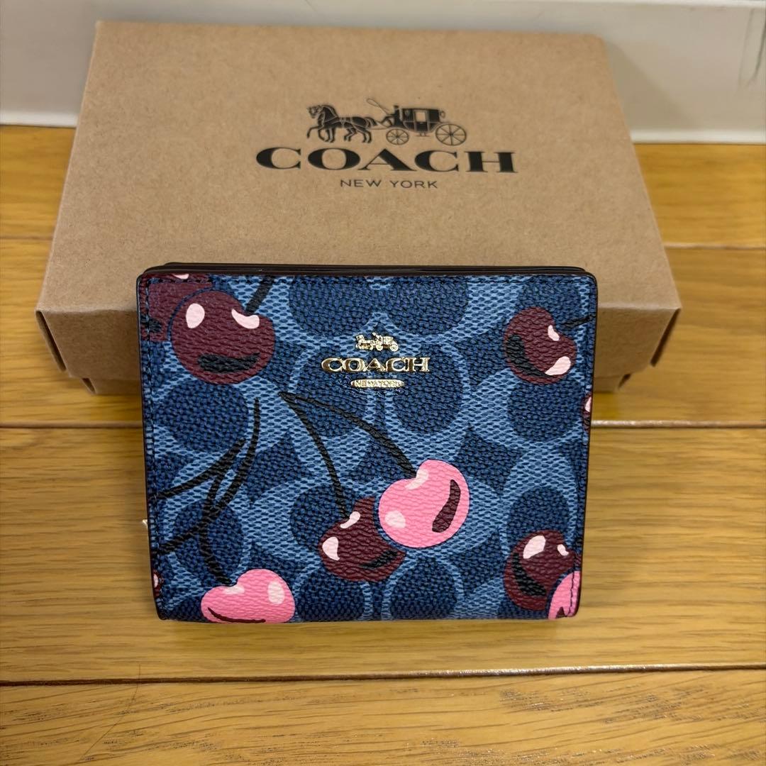 COACH チェリー柄 二つ折り財布 大人可愛い