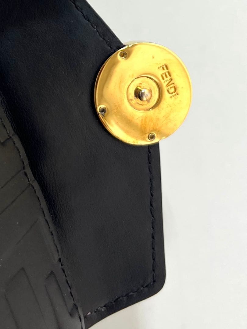 フェンディ　三つ折り　ケース　エンボスロゴ　ウォレット　財布　ゴールド金具