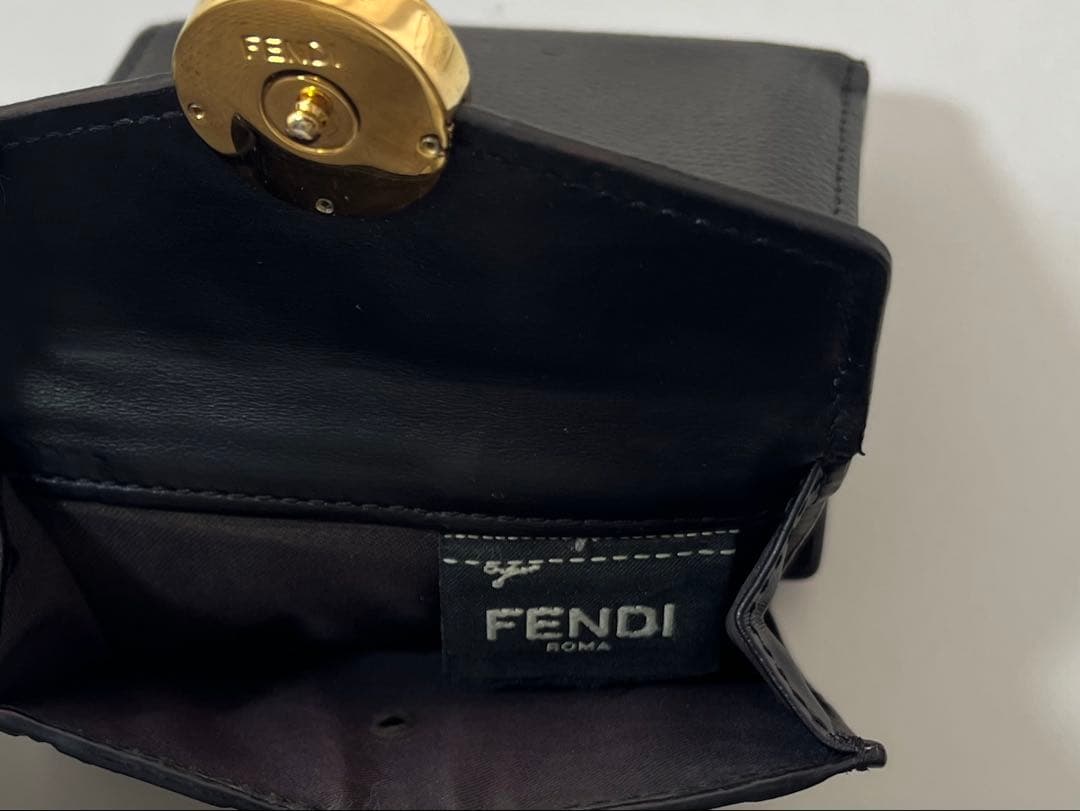 フェンディ　三つ折り　ケース　エンボスロゴ　ウォレット　財布　ゴールド金具