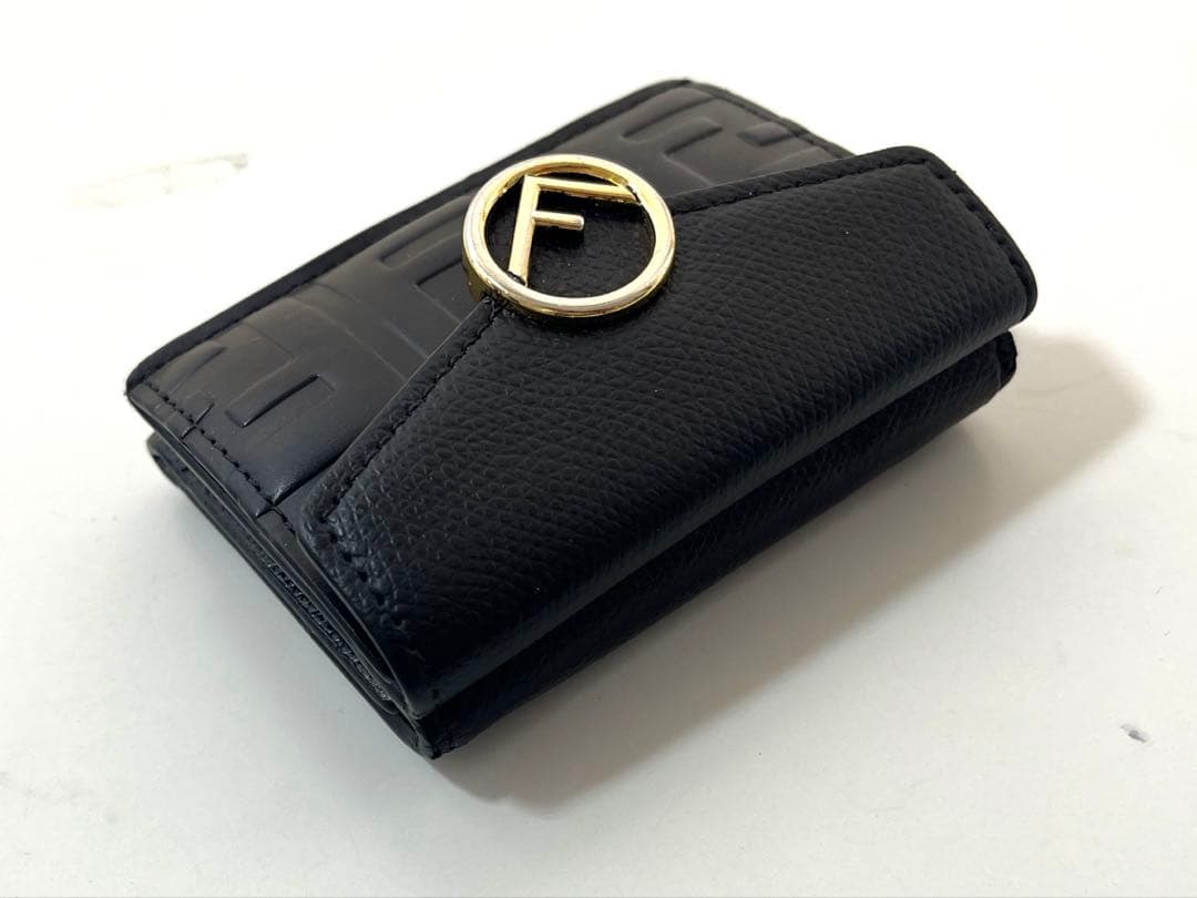 フェンディ　三つ折り　ケース　エンボスロゴ　ウォレット　財布　ゴールド金具