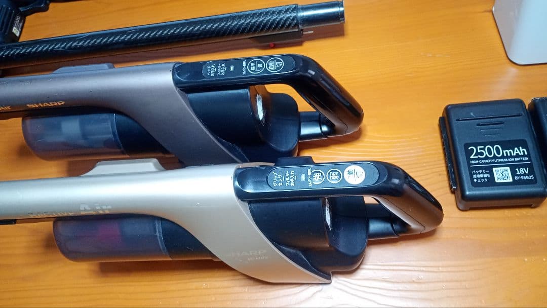 【シャープ ラクティブエアー スティック掃除機 2本セット｜バッテリー4個付き】