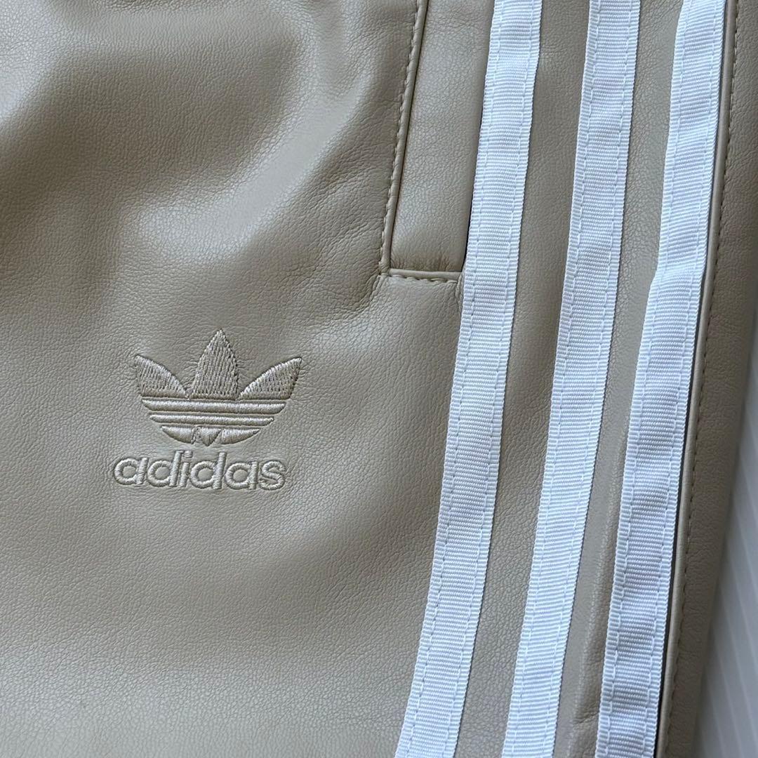 新品　adidas フェイクレザー ファイヤーバード トラックパンツ Lベージュ